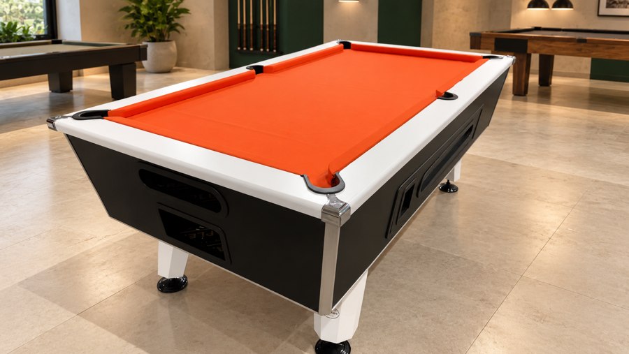 Finition noire et blanche, tapis orange.