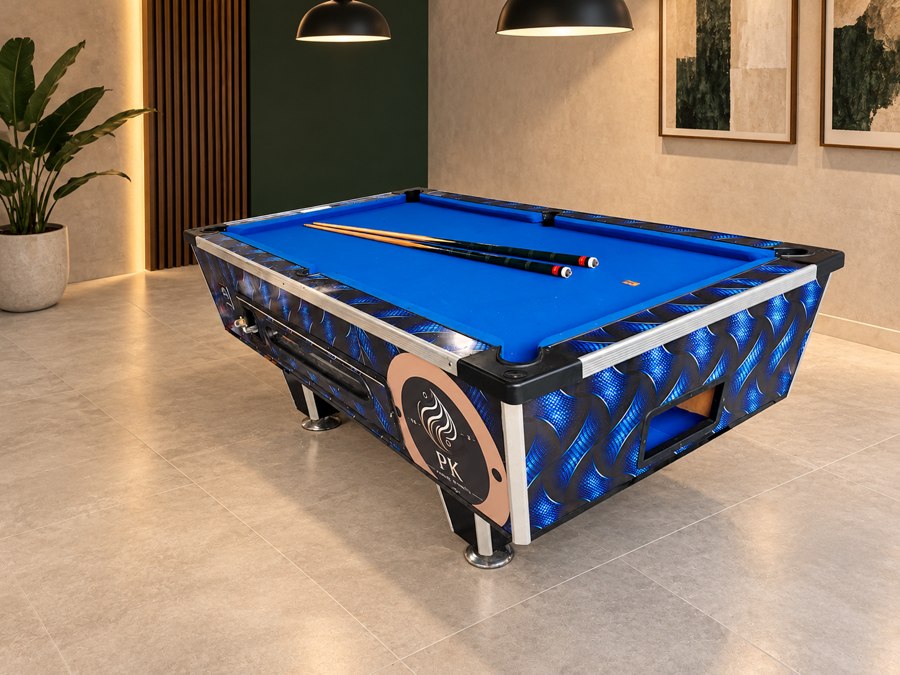 Habillage à motif bleu et accessoires sur la table.
