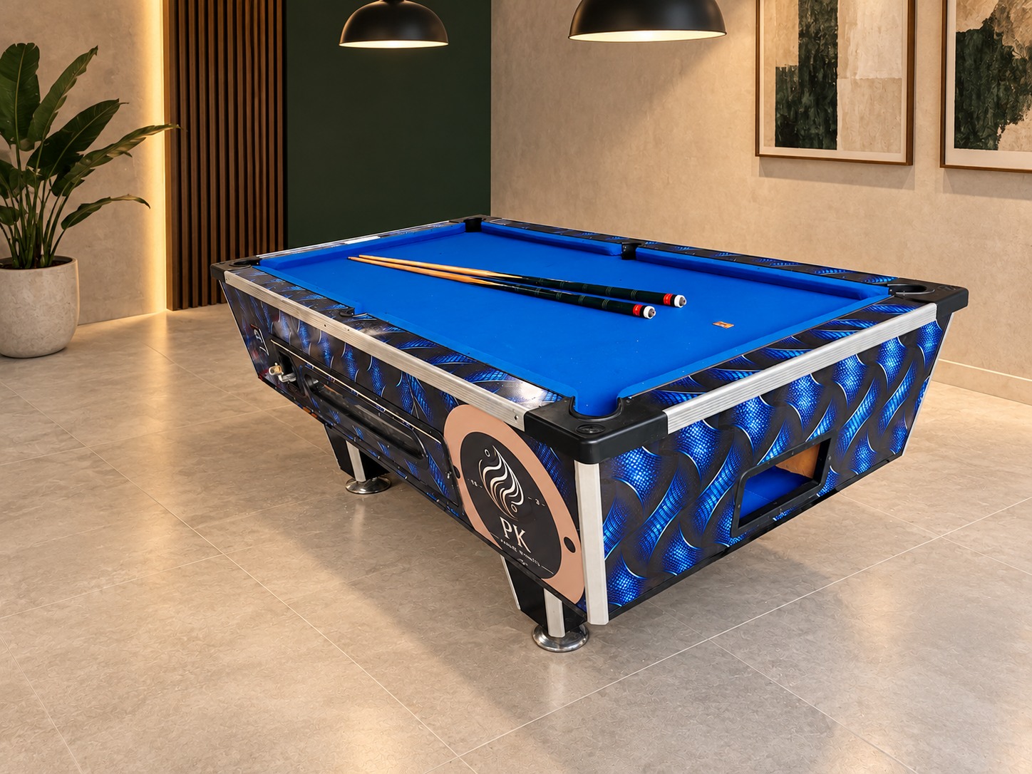Table de billard au tapis bleu et habillage à motif